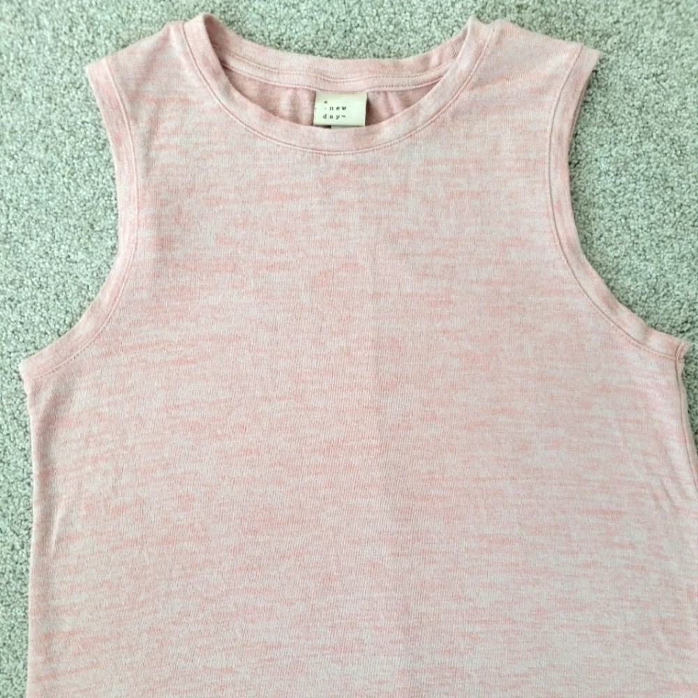 ✨Woman's Softspun Knit Pink Muscle Tank Top✨ - Picture 2 of 4